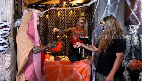 Подружки-студенты поймали наглого студента, который делал крутое оригами!