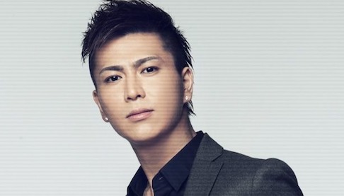 Веселая ребятня собирает кубик-рубик в прямом эфире